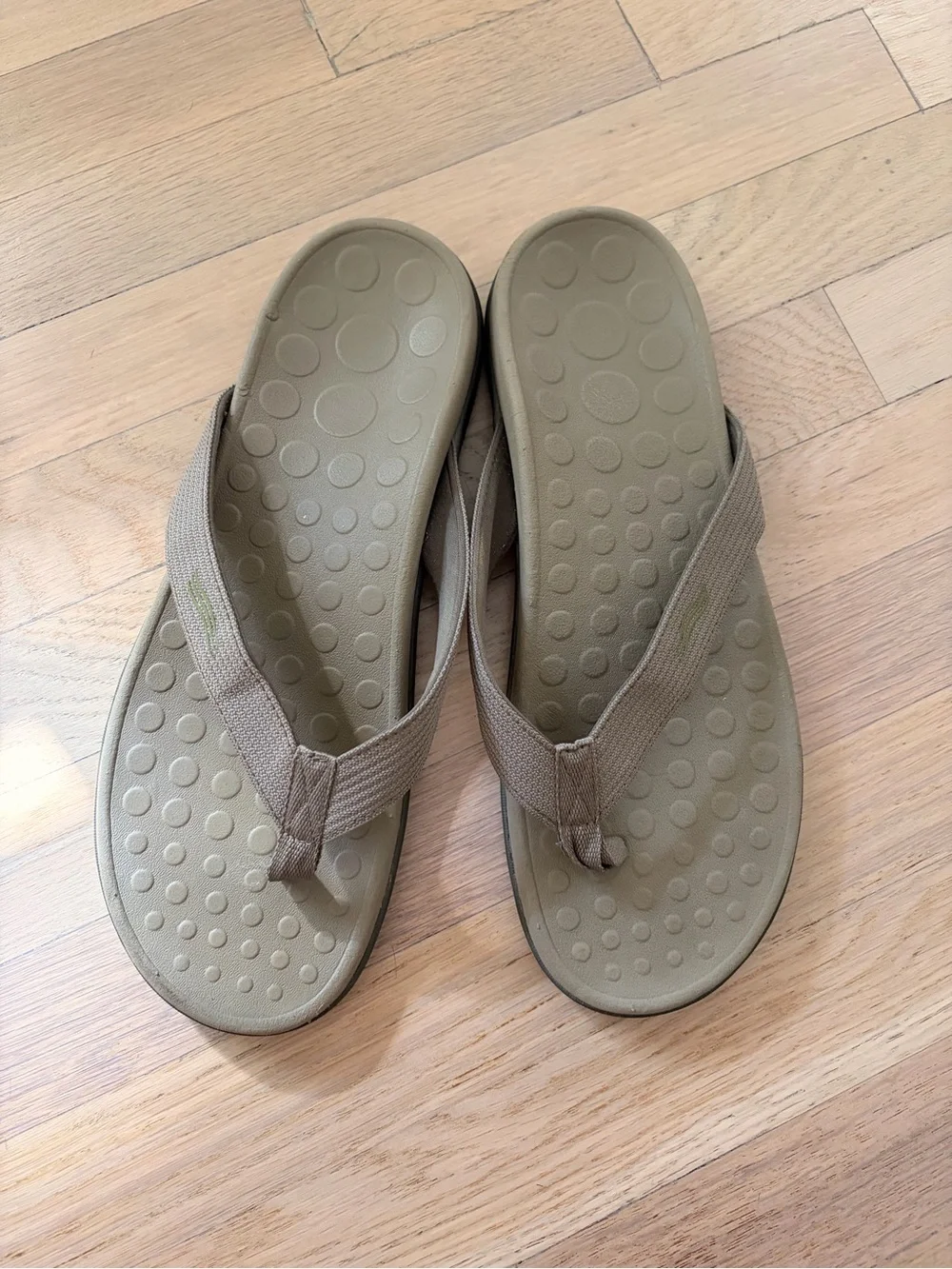 Vionic Unisex Wave Thong Sandal In Taupe Tan Mens Size 12 Women's 13